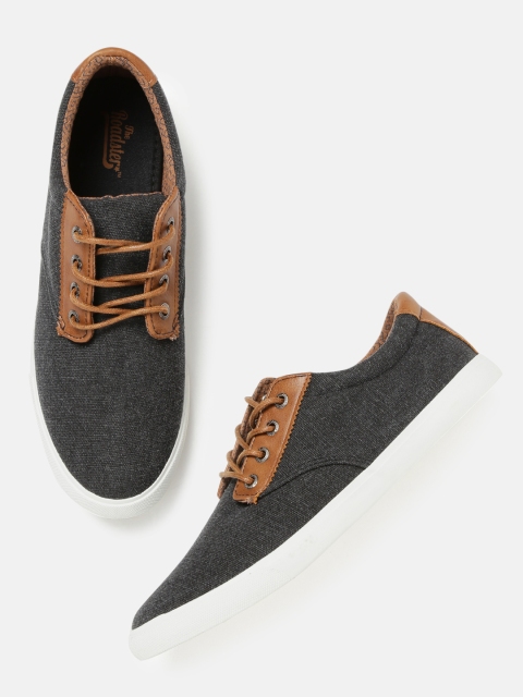 

Roadster Men Black Sneakers