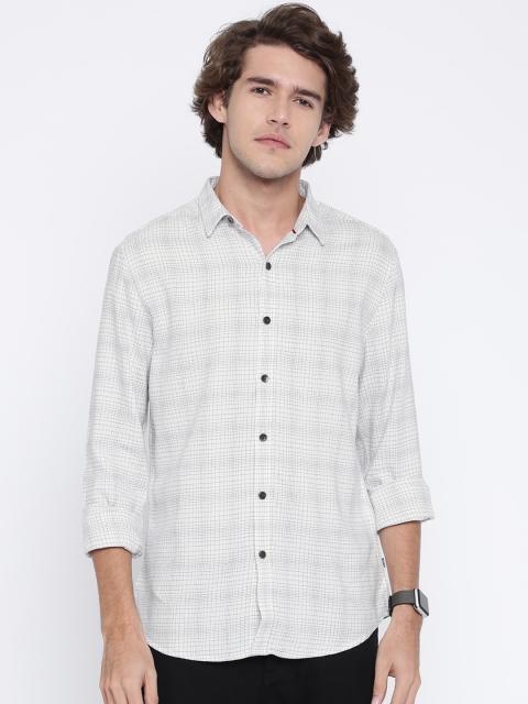 

Levis Men White & Navy Blue Regular Fit Checked Casual Shirt