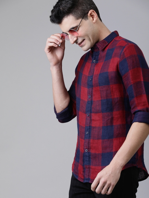 

Levis Men Red & Navy Blue Regular Fit Buffalo Checked Casual Linen Shirt