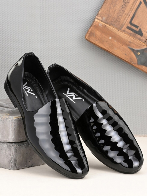 

VIV Men Black Textured Patent Leather Sneakers