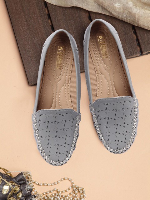 

Elibolz Women Grey Printed Round Toe Mojaris Flats