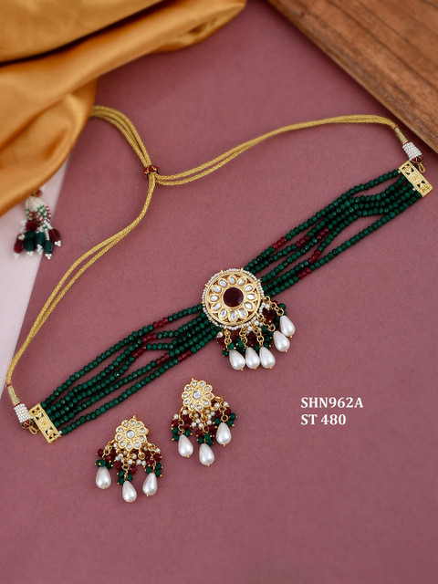 

DASTOOR Women Green & Maroon Gold-Plated Kundan-Studded & Beaded Jewellery Set
