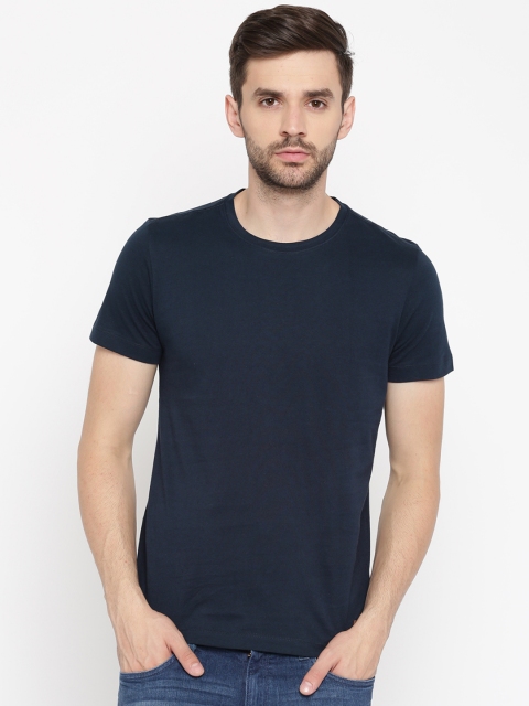 

Arrow Blue Jean Co. Men Navy Blue Solid Round Neck Pure Cotton T-shirt