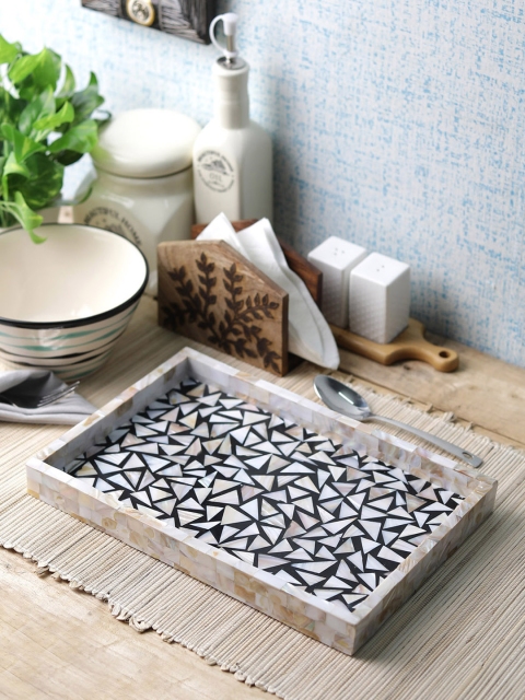 

VarEesha Off-White & Black Handcrafted Sea Shells Triangle 12 Inch Serving Tray