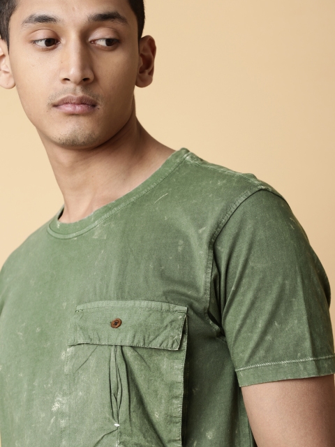 

Mr Bowerbird Men Olive Green Solid Round Neck T-shirt