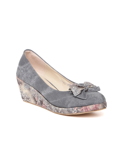 

red pout Women Grey Printed Wedges