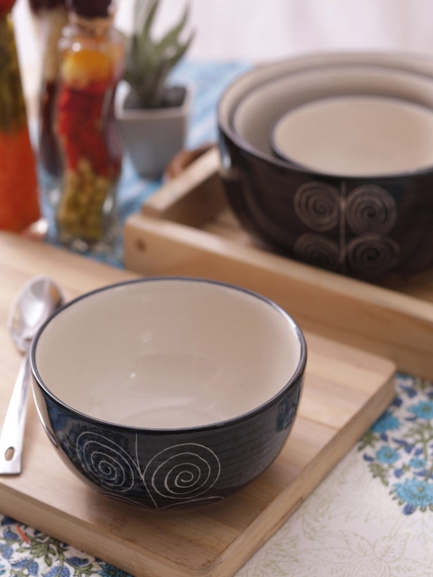 

VarEesha Black 4 Pieces Round Printed Ceramic Serving Bowl Set