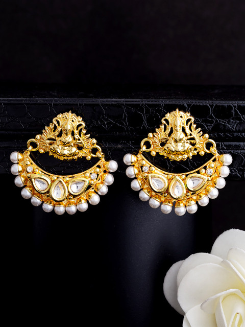 

Voylla Gold-Toned & White Crescent Shaped Chandbalis