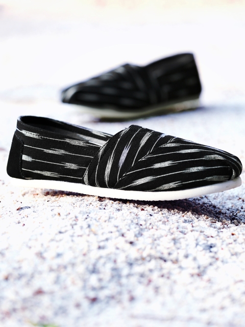 

Pepsi Women Black Boho Ikat Print Slip-Ons