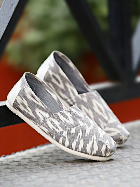

Pepsi Women Grey & Off-White Boho Ikat Print Slip-Ons