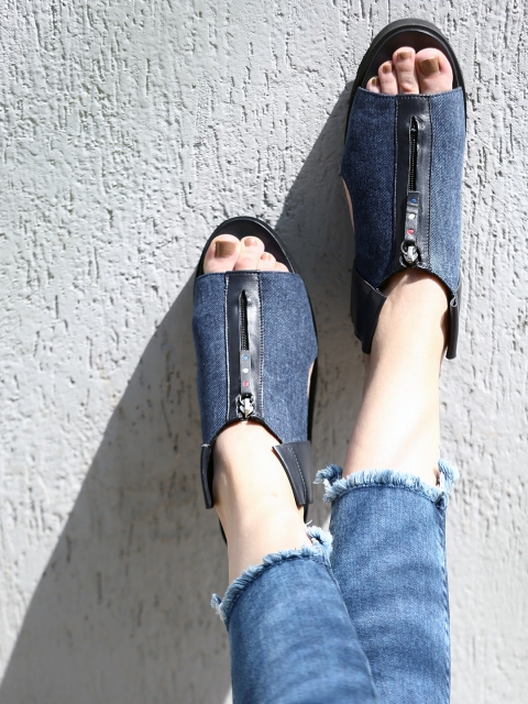 

Pepsi Women Blue The Zip-Up City Sandals