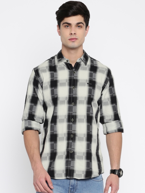 

Wrangler Men Black & White Regular Fit Checked Casual Shirt