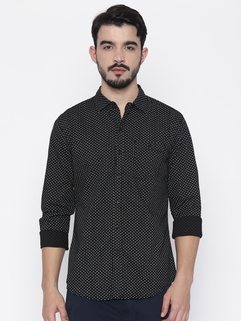 

Forca by Lifestyle Men Black & White Slim Fit Printed Casual Shirt