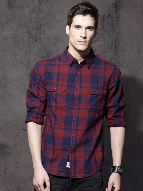 

Roadster Men Maroon & Navy Blue Slim Fit Checked Casual Shirt