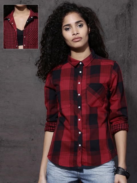 

Roadster Women Red & Black Regular Fit Reversible Checked Casual Shirt