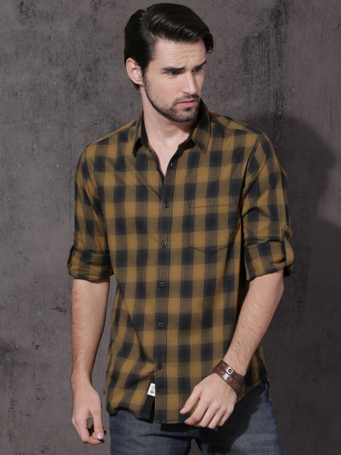 

Roadster Men Khaki & Black Slim Fit Checked Casual Shirt