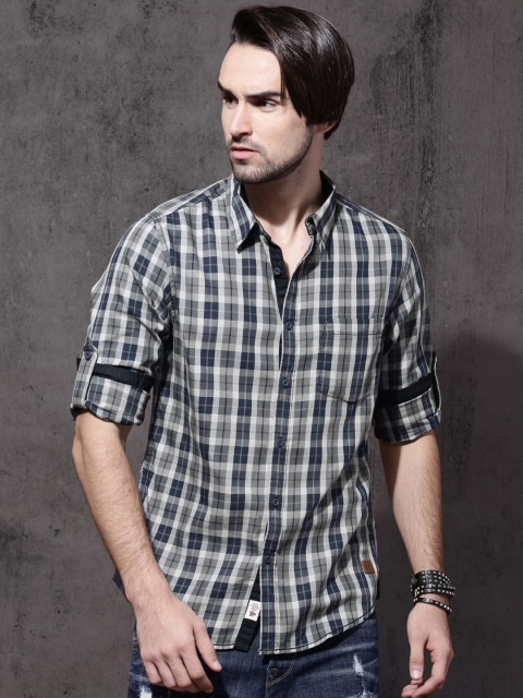 

Roadster Men Grey & Navy Blue Regular Fit Checked Casual Shirt