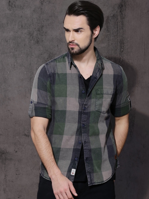 

Roadster Men Green & Grey Regular Fit Checked Casual Shirt