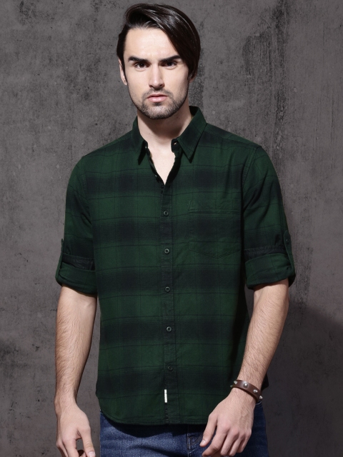 

Roadster Men Green & Black Regular Fit Checked Casual Shirt