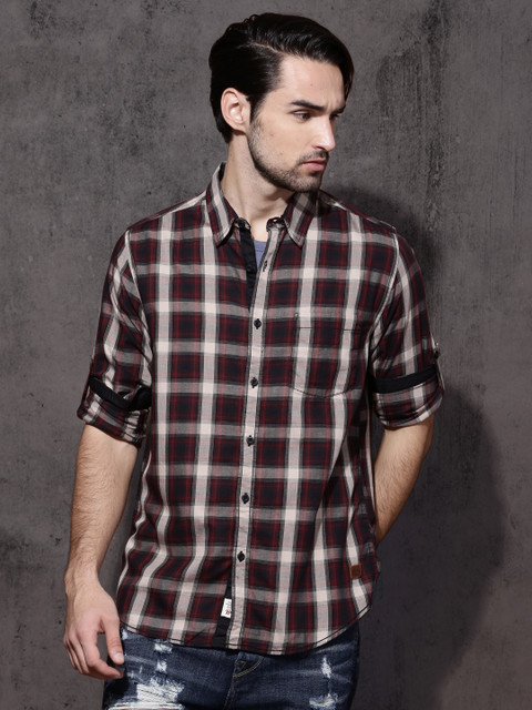 

Roadster Men Maroon & Black Slim Fit Checked Casual Shirt