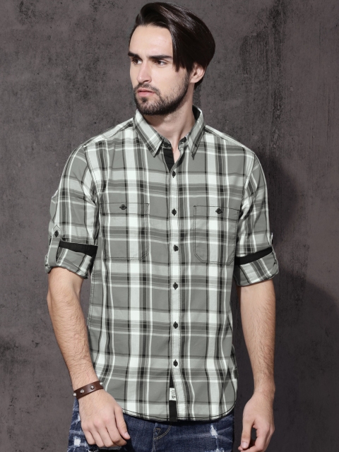 

Roadster Men Grey & Black Regular Fit Checked Casual Shirt