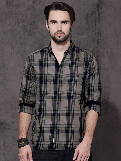 

Roadster Men Grey & Navy Regular Fit Checked Casual Shirt