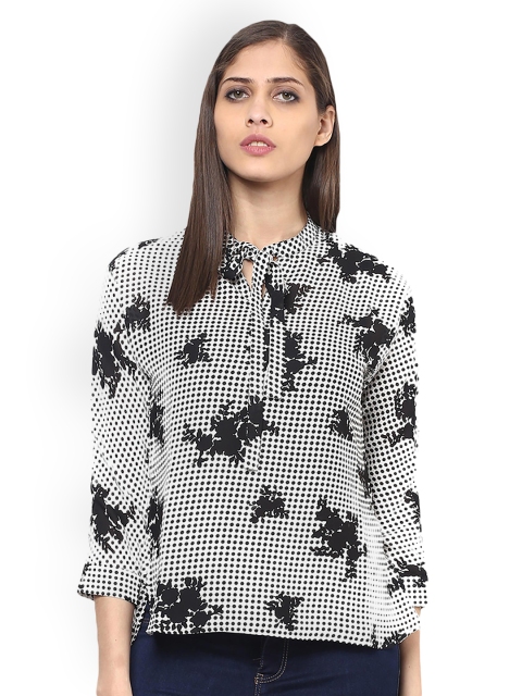 

109F Women Black & White Printed Top