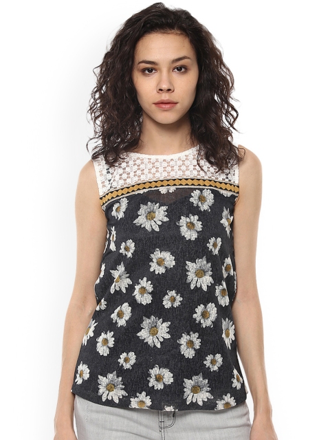 

Soie Women Black Printed Top