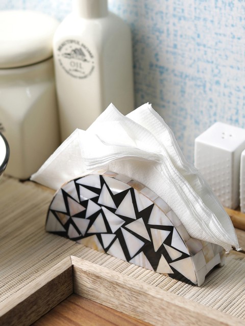 

VarEesha White & Black Sea Shell Handcrafted Tissue Holder