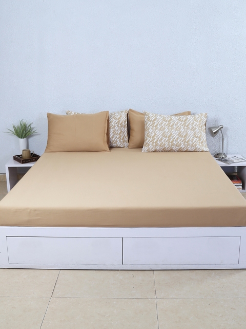 

House This Beige 210 TC Cotton Double Bedsheet with 4 Pillow Covers