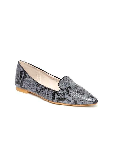

red pout Women Grey & Black Snakeskin Textured Ballerinas