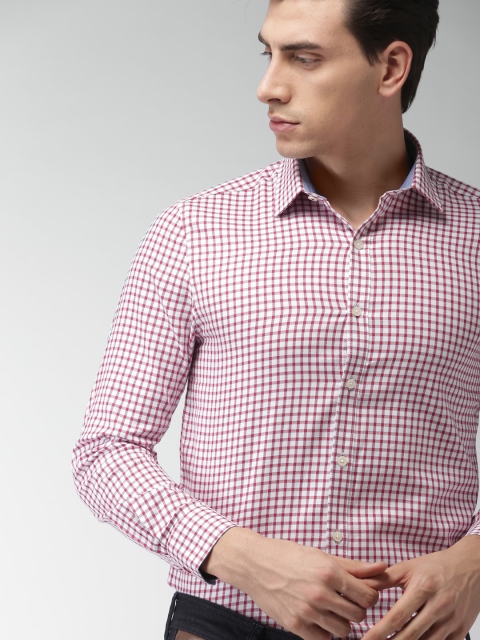 

INVICTUS Men Red & White Slim Fit Checked Casual Shirt