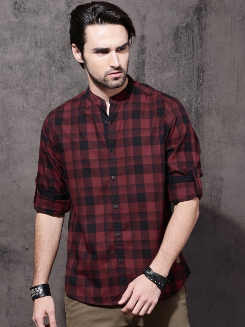 

Roadster Men Maroon & Black Regular Fit Checked Casual Shirt