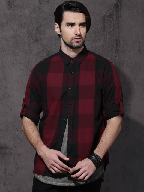 

Roadster Men Black & Maroon Slim Fit Checked Casual Shirt
