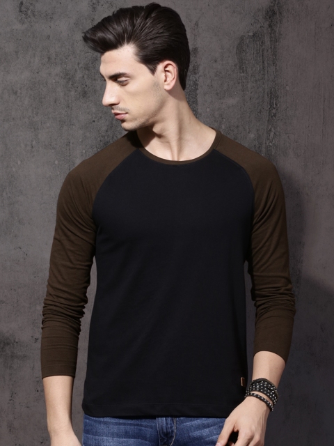 

Roadster Men Black Solid Round Neck T-shirt