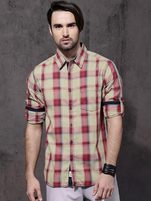 

Roadster Men Beige & Red Slim Fit Checked Casual Shirt