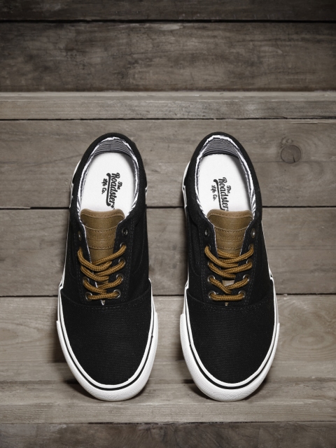 

Roadster Men Black Sneakers
