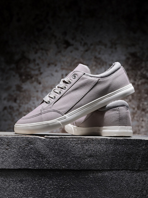 

Roadster Men Grey Sneakers