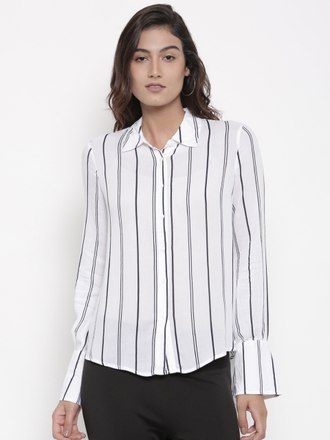 

FOREVER 21 Women White & Navy Blue Regular Fit Striped Casual Shirt