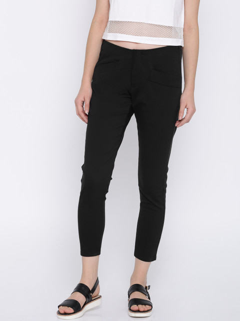 

Pepe Jeans Women Black Regular Fit Solid Cropped Trousers
