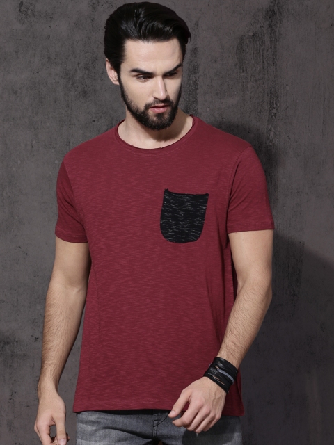 

Roadster Men Maroon Solid Round Neck T-shirt