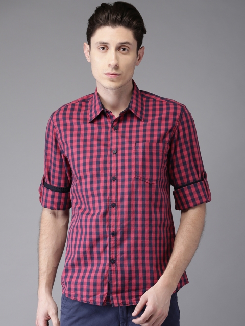 

HERE&NOW Men Navy Blue & Red Regular Fit Checked Casual Shirt