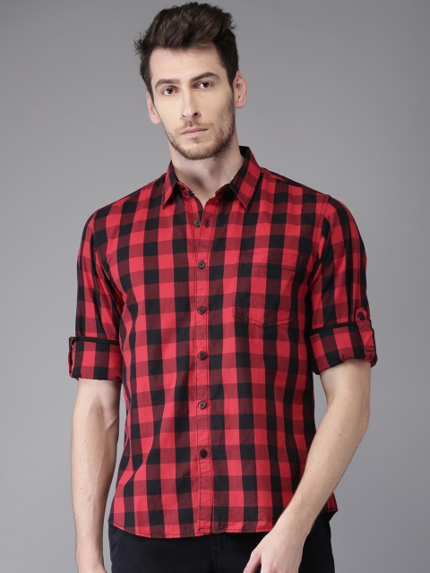 

HERE&NOW Men Black & Red Regular Fit Checked Casual Shirt