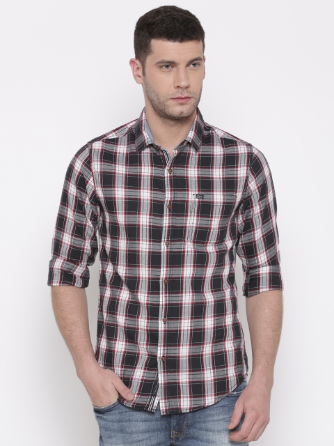 

The Indian Garage Co Men Black & Red Slim Fit Checked Casual Shirt