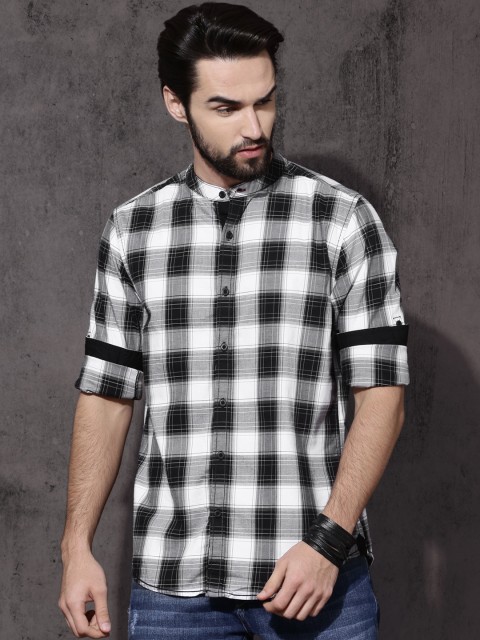 

Roadster Men Black & White Regular Fit Checked Casual Shirt