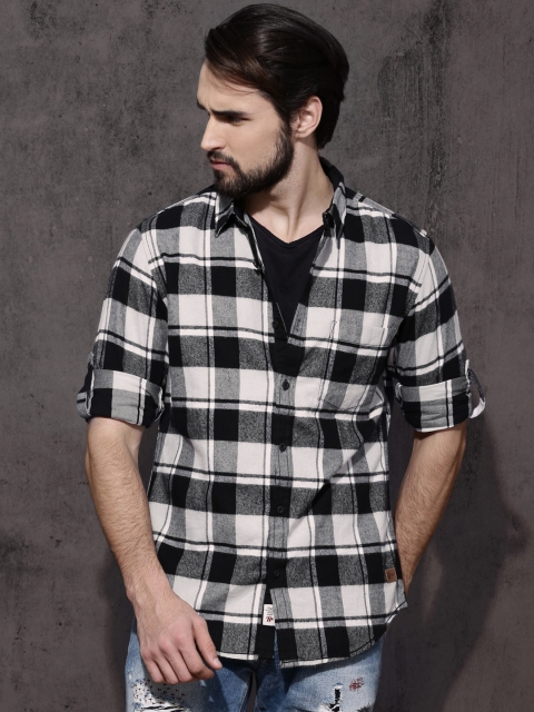 

Roadster Men White & Black Regular Fit Brushed Checks Casual Shirt