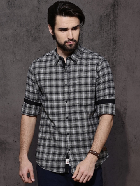 

Roadster Men Grey & Black Regular Fit Brushed Checks Casual Shirt