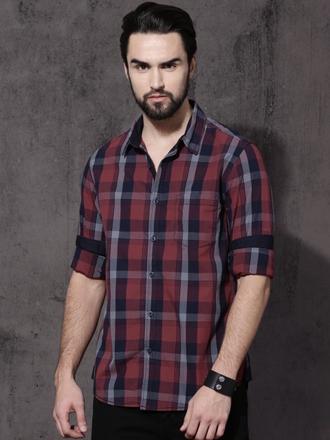 

Roadster Men Maroon & Navy Blue Regular Fit Checked Casual Shirt