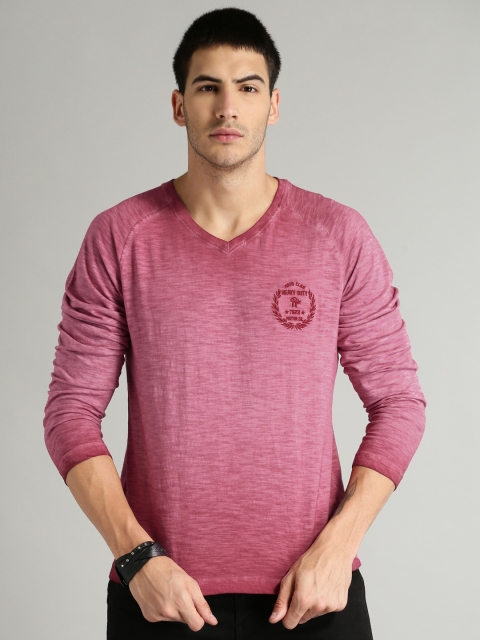 

Roadster Men Red Solid V-Neck T-shirt