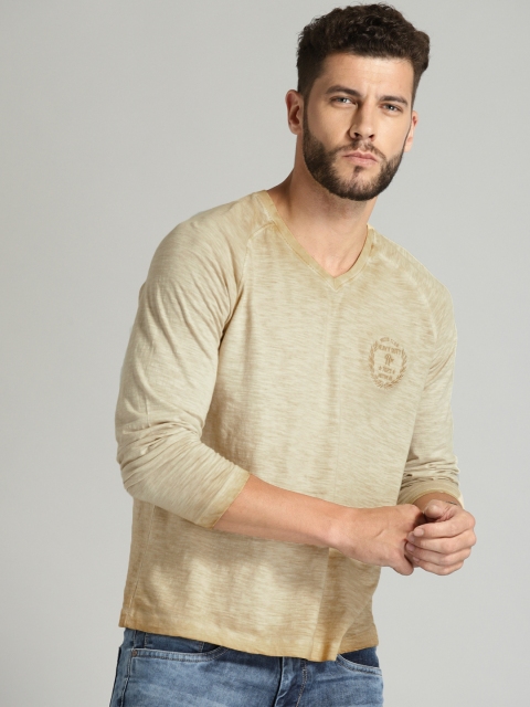 

Roadster Men Beige Solid Round Neck T-shirt